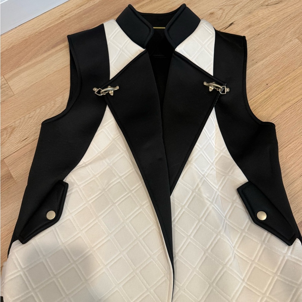 BCBG small Black and White Sleeveless Vest
